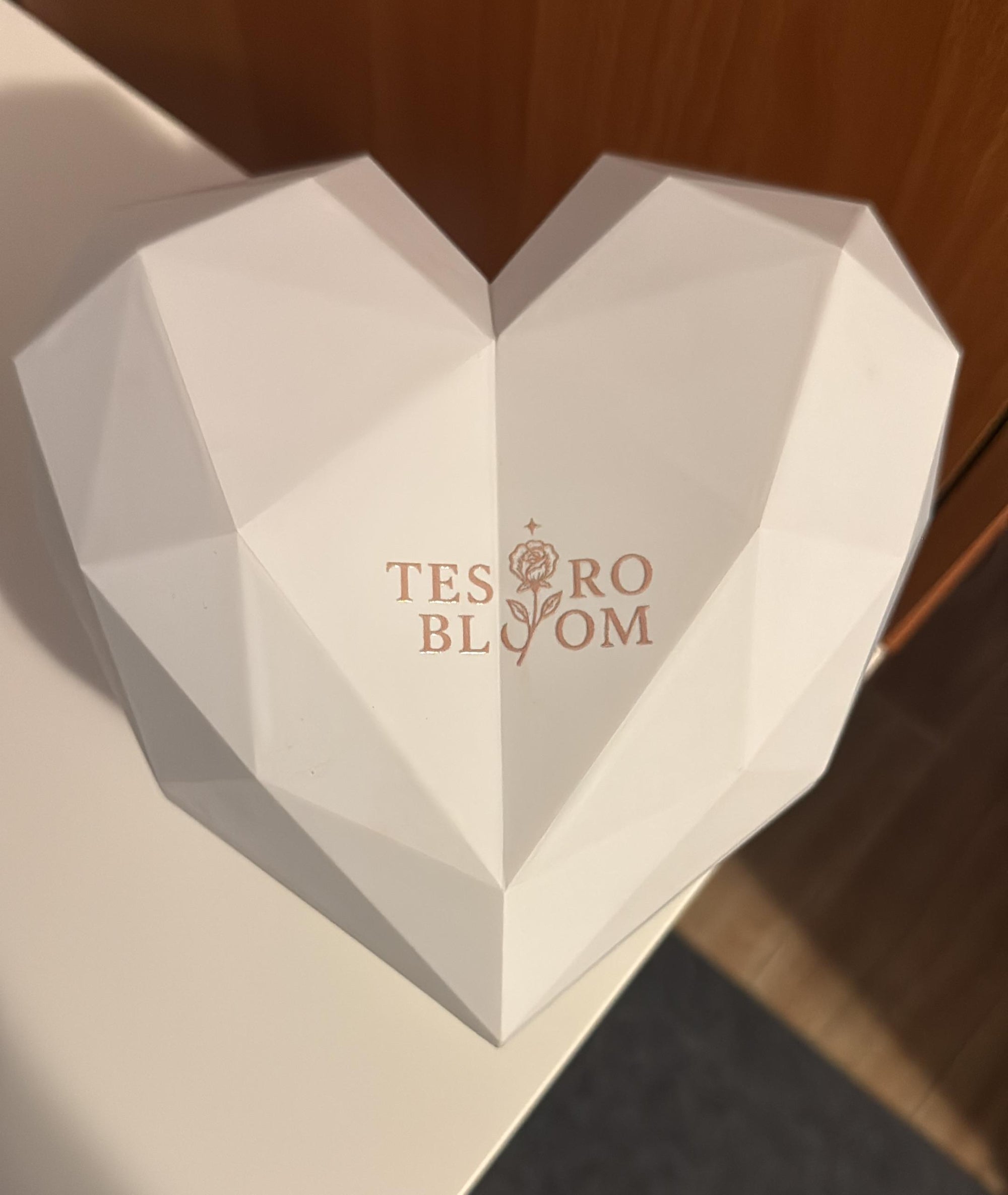 tesoro bloom white heart shaped vase